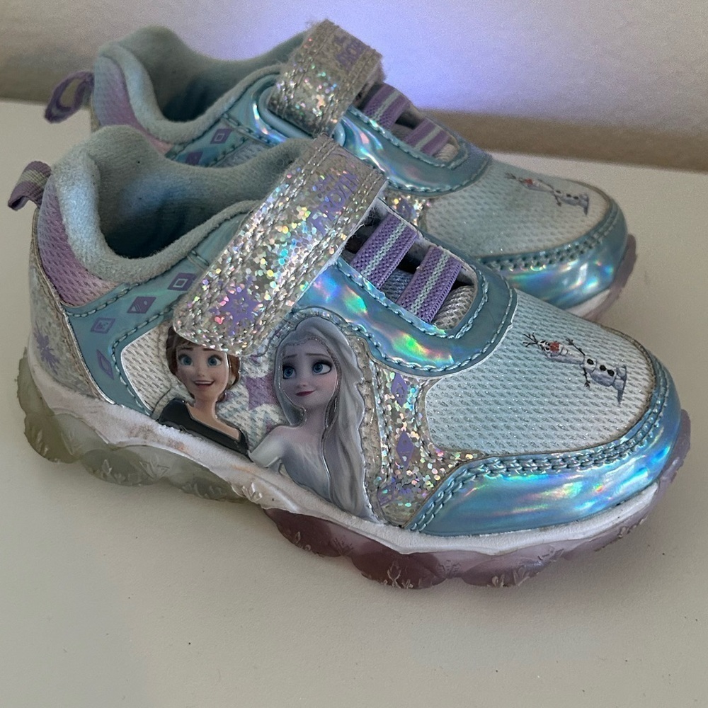 Disney's Elsa and Anna light up patch shoes, girls size 6
